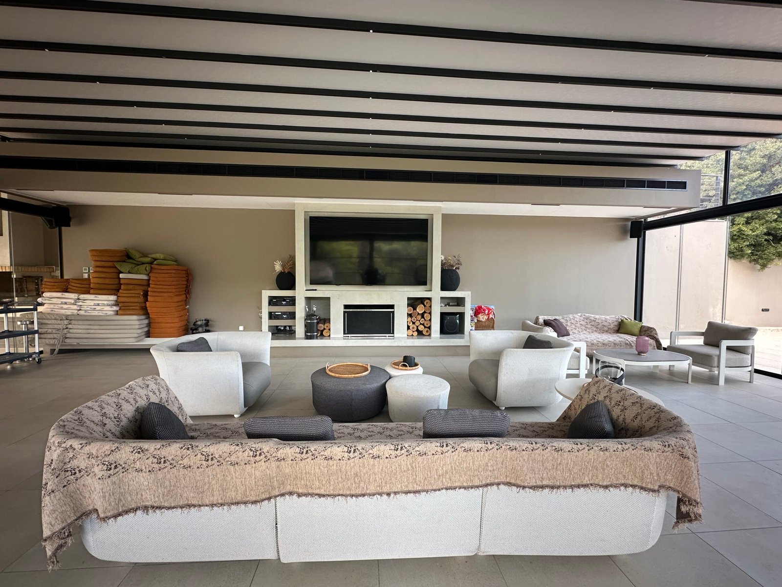 Aνακαίνιση εξωτερικού χώρου