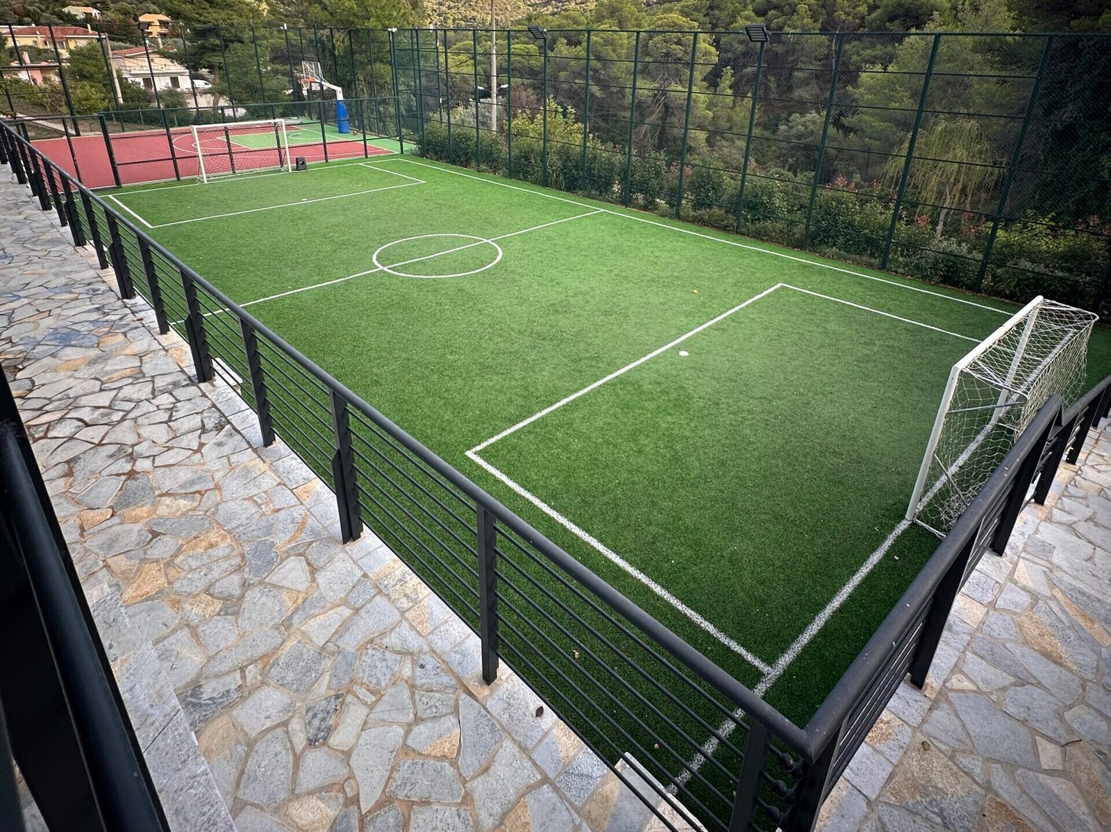 Κατασκευή γηπέδου με ασφαλή περίφραξη